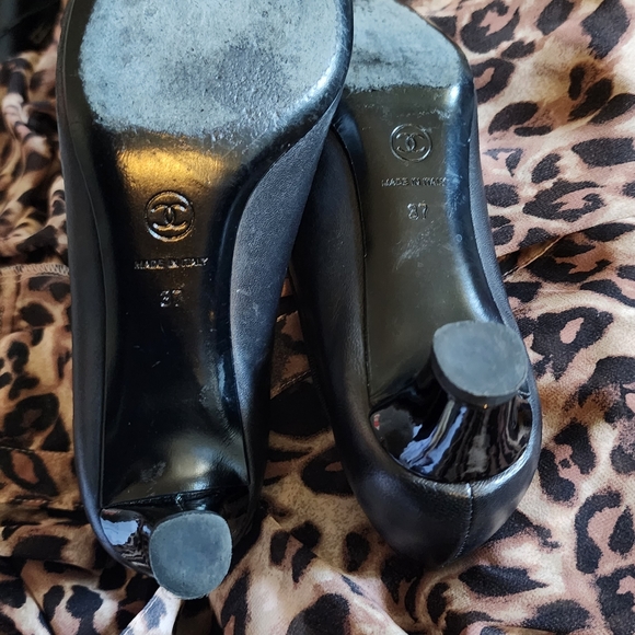 CHANEL LAMBSKIN PATENT CAPTOE PUMPS HEELS CLASSIC 6.5 37 - Picture 13 of 16